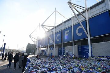 Cientos de seguidores del Leicester City se han congregado en los alrededores del King power Stadium para dar el último adiós al presidente del club, Vichai Srivaddhanaprabha.