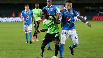 Juan Guillermo Domínguez en la disputa por la pelota con Déiber Caicedo durante el juego entre Millonarios y Deportivo Cali por el Torneo Fox Sports