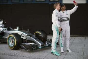 Los pilotos de Formula Uno del equipo Mercedes, el alemán Erik Nico Rosberg y el británico Lewis Hamilton, descubren el nuevo monoplaza W06 durante la presentación esta mañana en el Circuito de Jerez de la Frontera (Cádiz), donde se celebran los primeros entrenamientos oficiales conjuntos de la pretemporada 