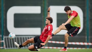 Petit realiza un disparo a portería ante la presencia de Cardero en un entreno del Mirandés.