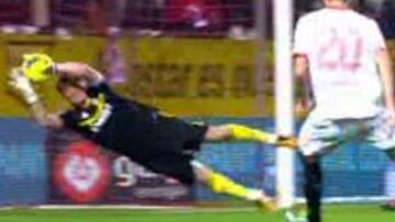 <b>ESTIRADA IMPOSIBLE. </b>Del Moral ya cantaba gol pero apareció Iker.