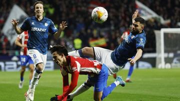 Soccer Football - LaLiga - Atletico Madrid v Deportivo Alaves - Wanda Metropolitano, Madrid, Spain - April 2, 2022 Atletico Madrid's Joao Felix in action with Deportivo Alaves' Ruben Duarte REUTERS/Susana Vera