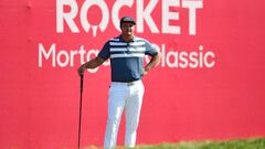 Bryson DeChambeau observa el campo durante la jornada final del Rocket Mortgage Classicen el Detroit Golf Club de Detroit, Michigan.