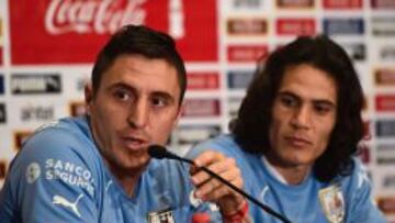 Uruguay&#039;s midfielder Cristian Rodriguez (L) speaks as forward Edinson Cavani . AFP PHOTO/ RONALDO SCHEMIDT