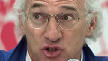 <B>PRETENDIDO POR DOS GRANDES.</b> Bianchi espera que se defina el interés del Barcelona para considerar la oferta de Boca.