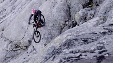 Oscar H&auml;rnstr&ouml;m se lanza en MTB por las laderas de una gigantesca roca en Suecia
 