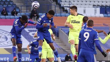Leicester (United Kingdom), 07/05/2021.- Federico Fernandez of Newcastle (C) attempts to score during the English Premier League soccer match between Leicester City and Newcastle United in Leicester, Britain, 07 May 2021. (Reino Unido) EFE/EPA/Alex Pantli