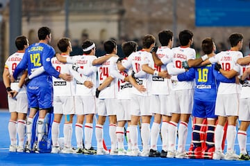 Los jugadores de España, este domingo, durante el himno.