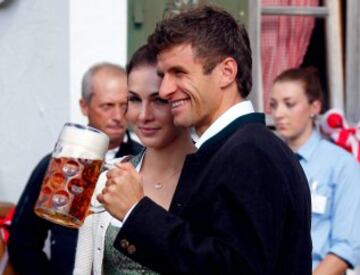 Thomas Mueller of German Bundesliga first division club FC Bayern Munich and his wife Lisa pose as they arrive at the Oktoberfest in Munich, Germany September 30, 2015.  REUTERS/Michael Dalder