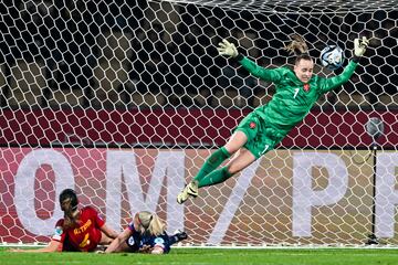 2-0. Mariona Caldentey asiste desde la banda izquierda al área de países Bajos y Aitana Bonmatí remata al pirmer toque y batir a Daphne Van Domselaar.