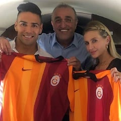 Falcao recibe la camiseta del Galatasaray rumbo a Estambul