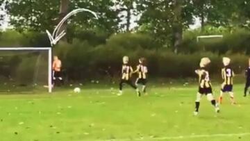 This young goalkeeper had to decide: pee or stay in goal