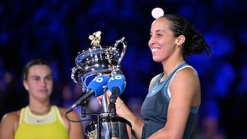 USA's Madison Keys celebrates with the Daphne Akhurst Memorial Cup after victory against Belarus' Aryna Sabalenka during their women's singles final match on day fourteen of the Australian Open tennis tournament in Melbourne on January 25, 2025. (Photo by WILLIAM WEST / AFP) / -- IMAGE RESTRICTED TO EDITORIAL USE - STRICTLY NO COMMERCIAL USE --