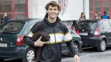 <b>EL DESEADO. </b>Llorente sale sonriente del estadio San Mamés.