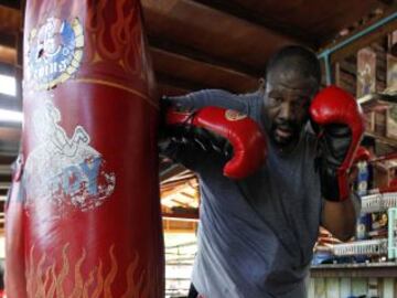 El ex campeón mundial peso completo Riddick Bowe, de 45 años, se prepará para luchar por su primera Muay Thai (boxeo tailandés), contra Levgen Golovin de origen Ruso en la playa de la ciudad oriental de Pattaya el 14 de junio de 2013