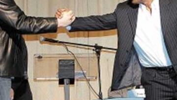 <b>FRENTE A FRENTE. </b>McBride y Tyson, ayer durante la presentación.