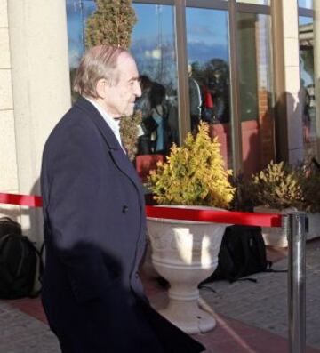 El periodista José María García, a su llegada al tanatorio de "La Paz", en Tres Cantos, donde se encuentra instalada la capilla ardiente del entrenador y exseleccionador nacional Luis Aragonés, que ha fallecido esta mañana en Madrid a los 75 años de edad.