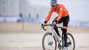 Dutch cyclist Mathieu Van Der Poel rides on a beach during a track reconnaissance and training session ahead of the world championships cyclocross cycling, in Oostende, on January 28, 2021. - The worlds are taking place on January 30 and 31. (Photo by DAVID STOCKMAN / Belga / AFP) / Belgium OUT