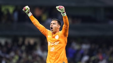 MEX2977. CIUDAD DE MÉXICO (MÉXICO), 22/04/2023.- Luis Malagón del América celebra un gol anotado a Pumas durante un juego por la jornada 16 del torneo Clausura 2023 del fútbol mexicano hoy, en el estadio Azteca, en Ciudad de México (México). EFE/Sáshenka Gutiérrez