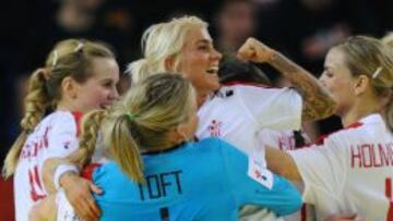 Dinamarca celebra su victoria ante Hungría en el Europeo femenino de balonmano.