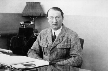 Ettore Bugatti (1881-1947) fue un empresario italiano nacionalizado francés, fundador de la marca automovilística Bugatti; constructor de automóviles tanto de carreras como de lujo.

Nacido en una familia de artistas, Ettore Arco Isidoro Bugatti fue un grandioso diseñador de coches y empresario esto lo llevó a ser lo que hoy en día es, un gran icono en cuanto a coches. Su padre era un importante diseñador, sobre todo de muebles y alhajas, pero también de tejidos, cerámica y metales, en el estilo de Art Nouveau. Su hermano, Rembrandt Bugatti fue un importante escultor. Su abuelo paterno, Giovanni Luigi Bugatti era, al igual que Rembrandt, escultor, y además, arquitecto. En la Segunda Guerra Mundial la fábrica quebró y la familia perdió el control de la compañía. Durante la guerra, Bugatti proyectó una nueva fábrica en Levallois, París, y diseñó una serie de nuevos automóviles.