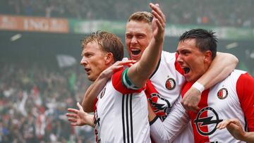 51280184. Rotterdam (Netherlands), 14/05/2017.- Feyenoord&#039;s Dirk Kuyt (L) celebrates with team mates after scoring a goal during the Dutch Eredivisie match between Feyenoord Rotterdam and Heracles Almelo at the Kuip stadium, Rotterdam, The Netherlands, 14 May 2017. (Pa&iacute;ses Bajos; Holanda) EFE/EPA/ROBIN VAN LONKHUIJSEN