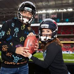 Raúl Jiménez se distrae asistiendo a un juego de la NFL