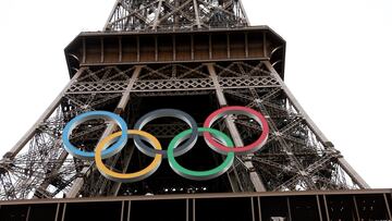 Paris (France), 25/07/2024.- The Olympics Rings are displayed on the Eiffel Tower ahead of the opening ceremony of the Paris 2024 Olympic Games, in Paris, France, 25 July 2024. The opening ceremony of the Paris 2024 Olympic Games will begin on 26 July with a nautical parade on the Seine river and end on the protocol stage in front of the Eiffel Tower. (Francia) EFE/EPA/ALI HAIDER