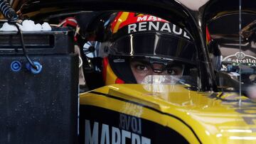 Carlos Sainz subido en el Renault en M&oacute;naco.