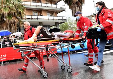 Andrea Vendrame es evacuado tras su caída al terminar la carrera tratando de evitar al ya caído Mark Cavendish.