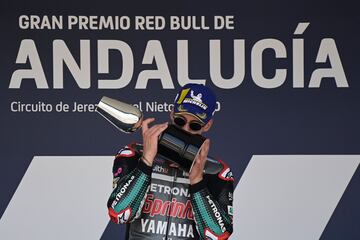Fabio Quartararo besa el trofeo del Gran Premio. 