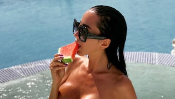 Aurah Ruiz posa en topless ajena a sus problemas judiciales con Jesé