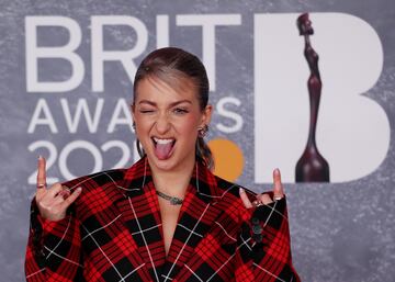 Harriet Rose posa en la alfombra de los Brit Awards 2025.