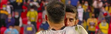 Gabriel Suazo y Julio Barroso se abrazan tras la final de Copa Chile 2021.