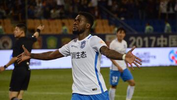 Ideye festejando un gol en China.