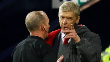 Wenger discute con el colegiado en el partido ante el West Bromwich.