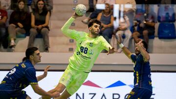 El central del Barça Petar Cikusa (c) se dispone a lanzar entre dos jugadores del Bidasoa, durante la semifinal de la Copa de España en Lanzarote, donde se lesionó.