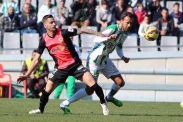 Edgar y Deivid pelean un balón. 
