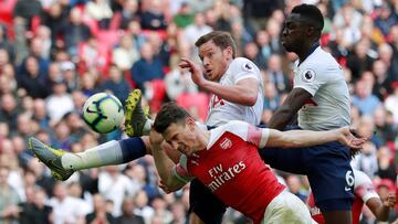 Koscielny remata de cabeza frente a la oposici&oacute;n de S&aacute;nchez y de Vertonghen. 