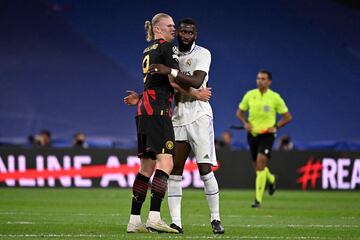 Rüdiger marca a Haaland durante el partido frente al Manchester City.