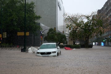 Incidencias en la capital malagueña con motivo de las precipitaciones. Un coche parcialmente sumergido por las fuertes lluvias.