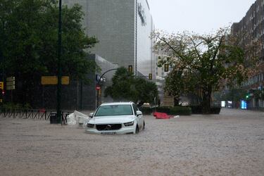 Incidencias en la capital malagueña con motivo de las precipitaciones. Un coche parcialmente sumergido por las fuertes lluvias.