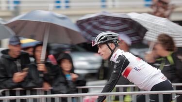 MATARÓ, 27/08/2023.- El ciclista del UAE Emirates Juan Ayuso antes del comienzo de la segunda etapa de La Vuelta que transcurre entre Mataró y Barcelona con 182 kilómetros de recorrido. EFE/Manuel Bruque