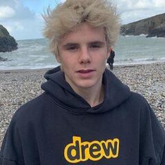 Critican al hijo de Beckham por tratar de vender una sudadera usada por 124.000 euros