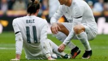 Cristiano Ronaldo habla con Gareth Bale tras lesionarse el jugador galés.