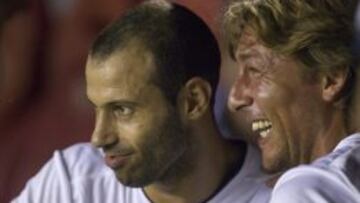 Mascherano (i) y Gabriel Heinze (d) r&iacute;en durante partido despedida del f&uacute;tbol de Gabriel Milito.
