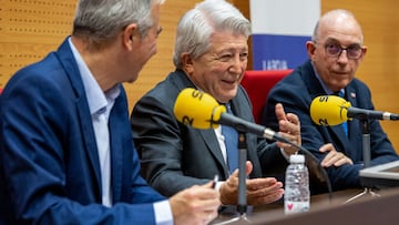 LOGROÑO 25/04/2024.- El presidente del Atlético de Madrid, Enrique Cerezo (c); el director Radio Rioja, Cadena SER Alberto Aparicio (i) y el rector de la UR, Juan Carlos Ayala (d), participan en los III Encuentros 'SER Fútbol', este jueves en Logroño.-EFE/ Raquel Manzanares
