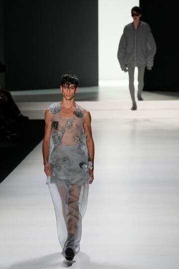 Un modelo luce una creaci¨®n como parte de la colecci¨®n masculina Primavera Verano 2024 de Dolce & Gabbana presentada en Mil¨¢n.