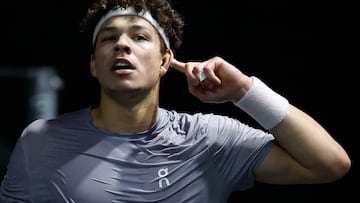 Ben Shelton, durante su partido contra Andrey Rublev en París.