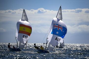 La embarcación española y la australiana durante la Medal Race clase 470.